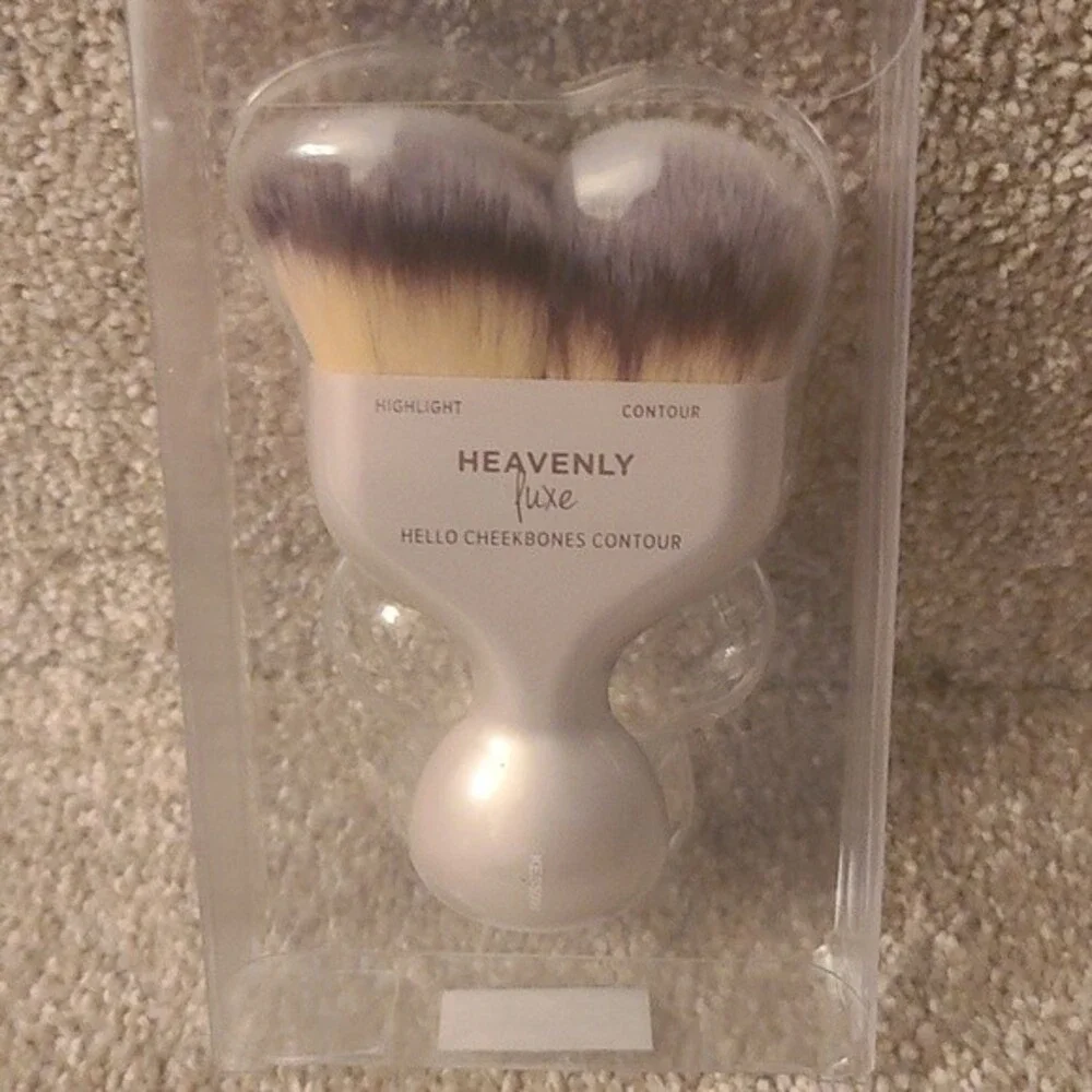 It Cosmetics Hello Cheekbones Contour Brush NEW!